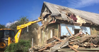 Промышленный демонтаж пристроек к дому в Губахе | Цены от 567 руб. за м2