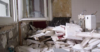 Демонтаж хрущевки в Губахе - удаление старых полов и стен по выгодной цене от 1751 рублей.